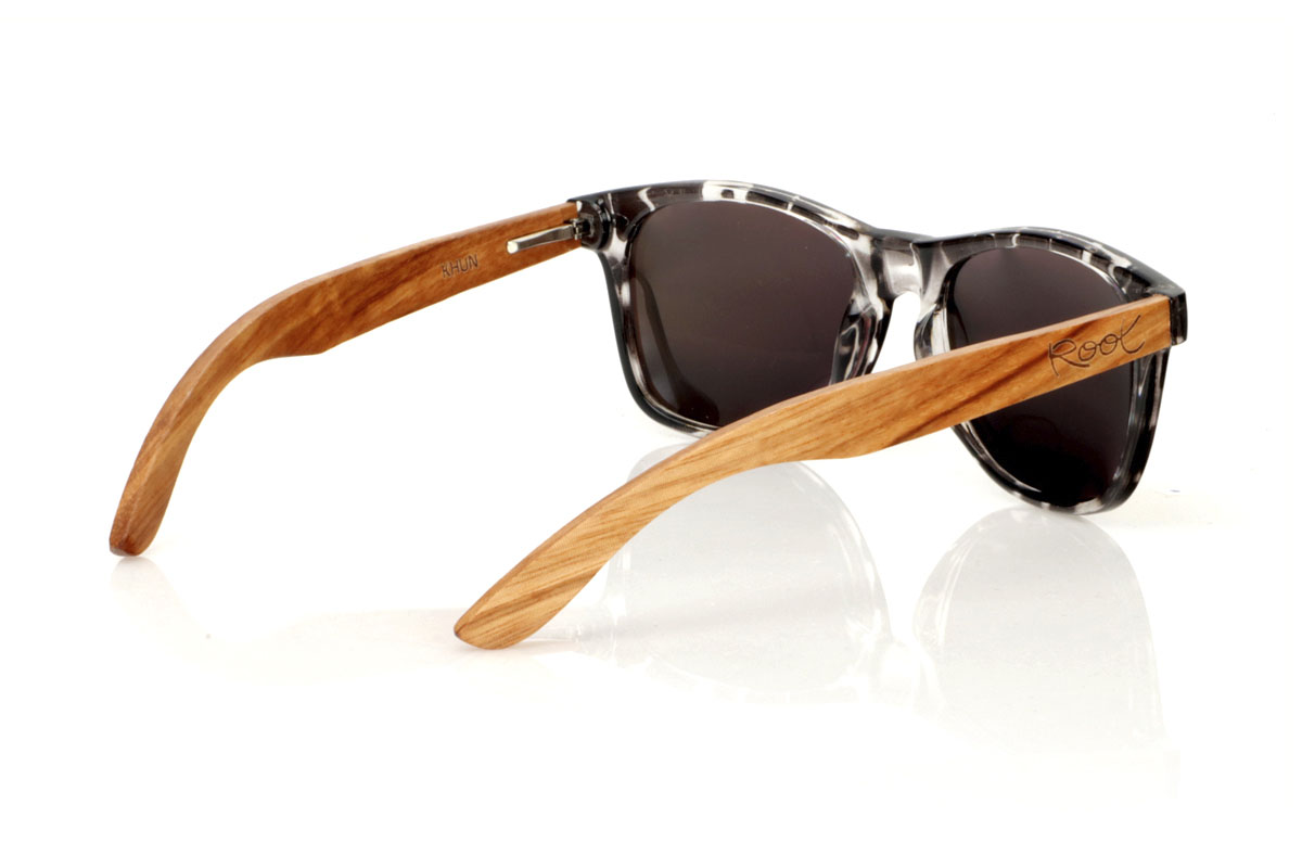 Wood eyewear of Walnut KHUN. KHUN are the new must-have for sunglasses lovers. With its design inspired by the classics, these glasses feature a transparent Tortoiseshell frame in a palette of gray and black with a satin gloss finish, bringing a modern mix to an iconic style. The Walnut temples not only contrast beautifully with the frame, but also add a touch of warmth and naturalness. Perfect for any occasion, the KHUN offers clear vision and protection without compromising style. With measurements of 152x49 and a caliber of 54, they fit perfectly, promising comfort and an impeccable look to those who wear them. for Wholesale & Retail | Root Sunglasses® 